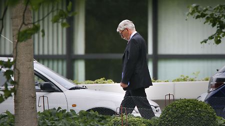 Hängenden Hauptes verlässt Sarrazin das Hauptgebäude der Bundesbank.