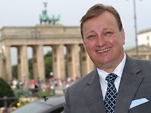 Oliver Eller, der neue Chef des Adlon, vor dem Brandenburger Tor in Berlin.