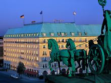 Hotel Adlon in Berlin: Die Luxusherberge hat es schwer mit dem Billigtourismus in der Stadt.