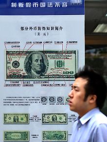 Anforderungen an eine Weltwährung: In China erklären Schautafeln in Banken die Sicherheitsmerkmale des US-Dollar auf Chinesisch.