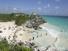 Strand von Tulum mit den Maya-Ruinen "El Castillo".