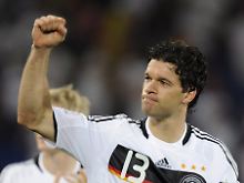 Auch Ballack kann nicht mehr einfach zusehen.  