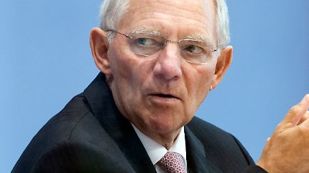 Finanzminister Schäuble wird sein Sparpaket entweder gut schützen oder noch einmal aufschnüren müssen.