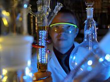 "Chemie ist das, was knallt und stinkt - und selten oder nie gelingt", erinnert sich Frank Meyer (nicht im Bild) an das Motto seines Chemielehrers.