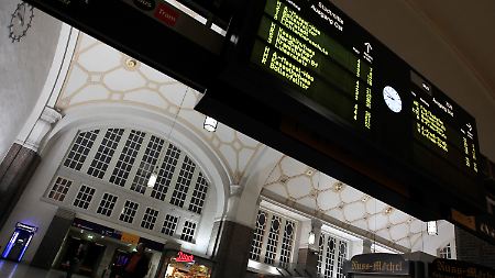 Kundenfreundlichster Großstadtbahnhof Deutschlands 2010: Hinweisschilder in der Haupthalle im Darmstädter Hauptbahnhof zu den Bus- und Straßenbahnverbindungen in die Innenstadt.
