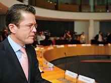 Guttenberg legte seine Pläne den Verteidigungsausschüssev von Bundestag und Bundesrat vor.
