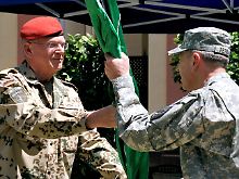 Ramms (l) übergibt Anfang Juli die ISAF-Flagge an den neuernannten Kommandeur Petraeus.