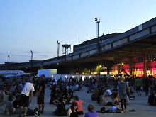 Besucher des Berlin Festivals 2009 auf dem Flughafen-Vorfeld.