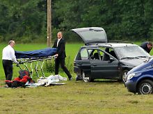 Bestatter transportieren die Leichen von Vater und Tochter ab.