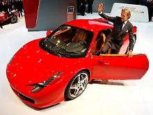 Fiat-Präsident Luca di Montezemolo steigt auf der IAA in einen 458 Italia ein.