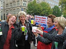 Den Beschäftigten, hier  Berliner Karstadt-Mitarbeiterinnen, fällt ein Stein vom Herzen.