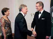 Wulff gab erst einmal ein Bankett für den malawischen Präsidenten Mutharika und begrüßte dabei auch seinen Amtsvorgänger.