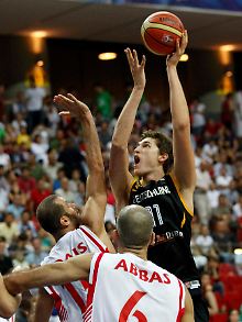 Christopher McNaughton sucht den Korb.