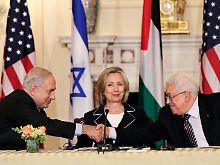 Ein erster Schritt: Israels Premier Netanjahu (l.) und Palästinenserpräsident Abbas haben in Washington regelmäßige Gespräche vereinbart.