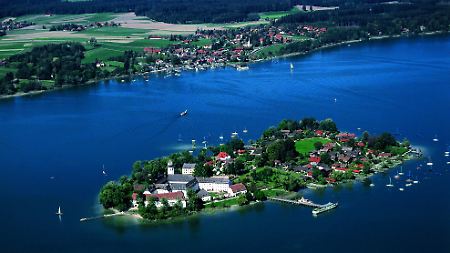 Der Chiemsee von oben - Radfahrer brauchen rund vier Stunden, um ihn einmal zu umrunden.
