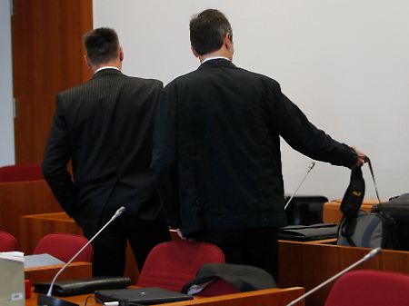 Zwei Angeklagte im Sitzungssaal des Bonner Landgerichts.