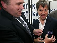 Berggruen verspricht "als Arbeiter" Karstadt zukunftsfähig zu machen. Das passende Mitarbeiter-Schild hat er schon mal.