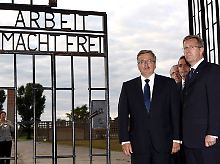 Die beiden Präsidenten am Eingangstor des KZ Sachsenhausen.
