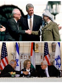 Oben 1993: US-Präsident Clinton, Israels Ministerpräsident Rabin (l) und Palästinenserführer Arafat nach der Unterzeichnung des Friedensabkommens.
Unten 2010: US-Außenministerin Clinton sieht beim historischen Händeschütteln zwischen Netanjahu (l) und Abbas zu.