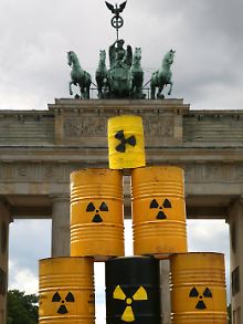 Unter dem Motto "Atomkraft: Schluss jetzt!" protestieren Umweltverbände und die Grünen vor dem Brandenburger Tor in Berlin gegen Atomenergie.