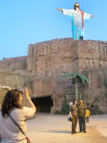 Projekt-Vorbild: Die 18 Meter hohe Figur "Auferstehung" von Tierra Santa in Buenos Aires kann mit 36 verschiedenen Bewegungen wackeln.