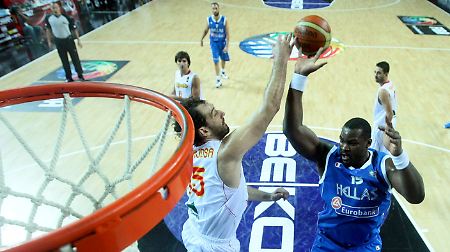 Not in my house: Spaniens Jorge Garbajosa hindert Sofoklis Schortsanitis am erfolgreichen Korbwurf.