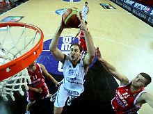 Nenad Krstic warf diesmal nur Körbe, keine Stühle.