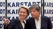 So nahe kommen sich Politik und Wirtschaft selten: Ursula von der Leyen zeigt Nicolas Berggruen, wo noch mehr Fotografen stehen.