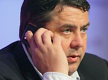 Und Gabriel weiß auch, wo das Handy hingehört.