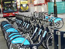 Der Radfahrkultur steht nichts mehr im Weg: 6000 blau lackierte Fahrräder stehen an 335 Stationen verteilt über das ganze Stadtgebiet bereit.
