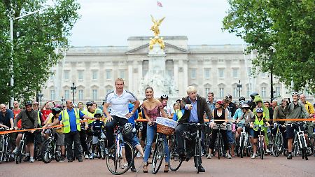 65.000 Radler starten beim "Sky Ride" vor dem Buckingham Palace. Allen voran der Londoner Bürgermeister Boris Johnson, Schauspielerin Kelly Brook und der viermalige Olympiasieger Sir Chris Hoy (r-l).