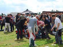 Besucher versorgen die Verletzten.