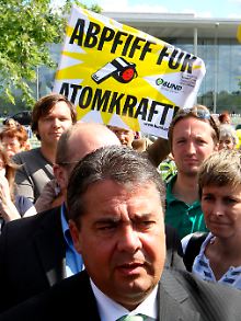 Die SPD zeigt Flagge - in Form von Ex-Umweltminister Gabriel.