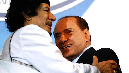 Gaddafi und Berlusconi auf Kuschelkurs: Und die Zahl der Bootsflüchtlinge sinkt.