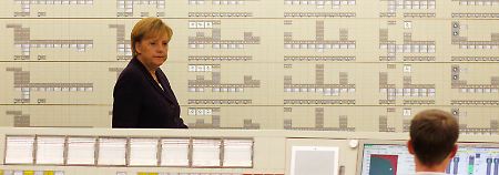 Unpopuläre Richtungsentscheidung: Als studierte Physikerin versteht Angela Merkel - hier bei einem Besuch in der Steuerzentrale des RWE-Reaktors in Lingen - immerhin wohl mehr von der Materie als der durchschnittliche Stromverbraucher.