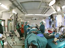 Bisher finden manche Eingriffe - wie hier die Implantation einer Herzklappenprothese am schlagenden Herzen - unter Röntgenkontrolle statt.