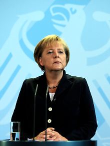Die Chefin in einem der 40 Hosenanzüge.