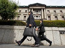 Eiligen Schrittes durch Tokio: Experten auf dem Weg in die Notenbank.