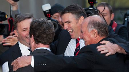 Rob Oakeshott (2.v.r.) und Tony Windsor (r.) freuen sich über ihre Entscheidung, die Labor-Regierung zu unterstützen.