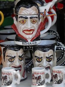 Vom Blut- zum Geldsauger: Dracula kurbelt im Einkaufszentrum von Bran den Umsatz an.