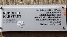 Am Eingang des Stammhauses ist eine Informationstafel angebracht.