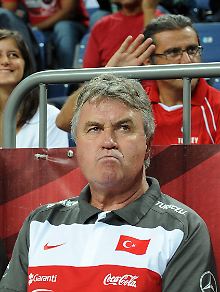 Erfolgreicher Start: Guus Hiddink und die türkischen Fußballer.