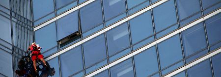 SpiderDan auf dem Weg nach oben am Millenium Tower.