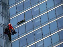 SpiderDan auf dem Weg nach oben am Millenium Tower.