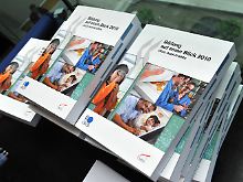 Laut OECD-Studie "Bildung auf einen Blick" verdienen Hochschulabsolventen deutlich mehr als Menschen mit Berufsausbildung, Abitur oder ähnlicher Qualifizierung. 
