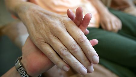 Schröder wirbt für Familienpflegezeit: Immer mehr zwischen Pflege und Job