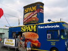 Spam ist eigentlich ein Markenname für Dosenfleisch, wie es in Großbritannien während des Krieges praktisch unbeschränkt verfügbar war. Heute steht der Begriff für unerwünschte Internet-Botschaften.