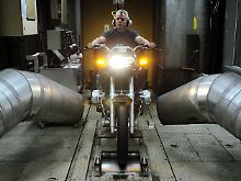 Ein Mitarbeiter des BMW-Motorradwerkes testet in Berlin-Spandau eine R1200 GS auf dem Rollenprüfstand.