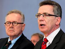 Innenminister de Maizière (r.) und der Präsident des Bundesamtes für Migration, Schmid, bei der Vorstellung des Programms.
