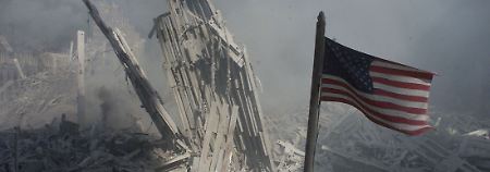 Eine US-Fahne in den Trümmern des World Trade Centers.